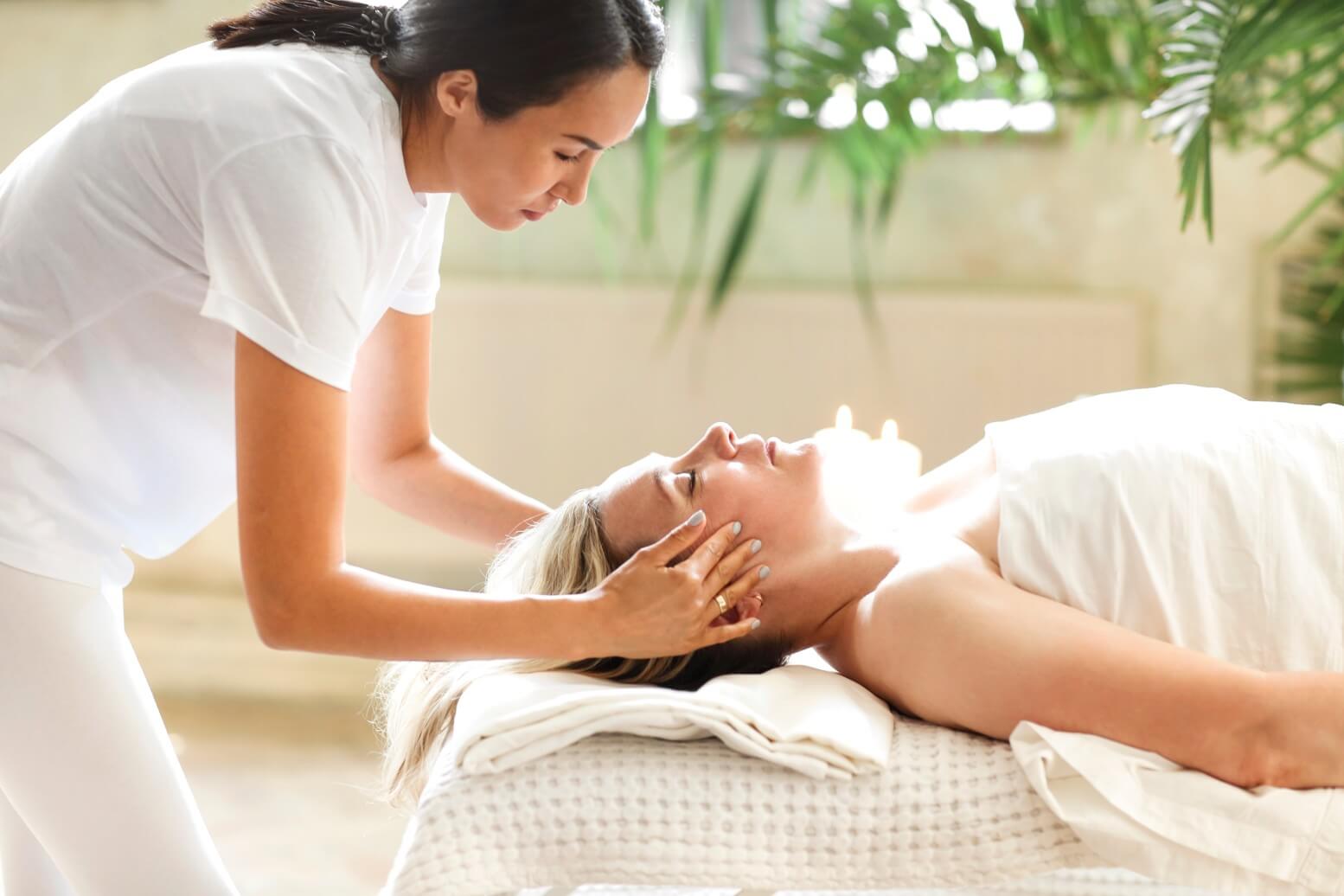 asian-masseuse-massaging-face-of-client-massage-spa-salon-masseur-women-therapist-healthy-wellness_t20_drPgkJ